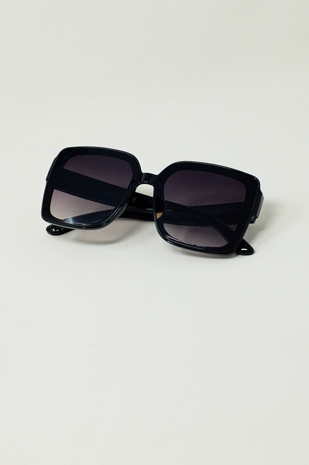 Oversized Cat Eye Sunglasess in Black: Black / One Size