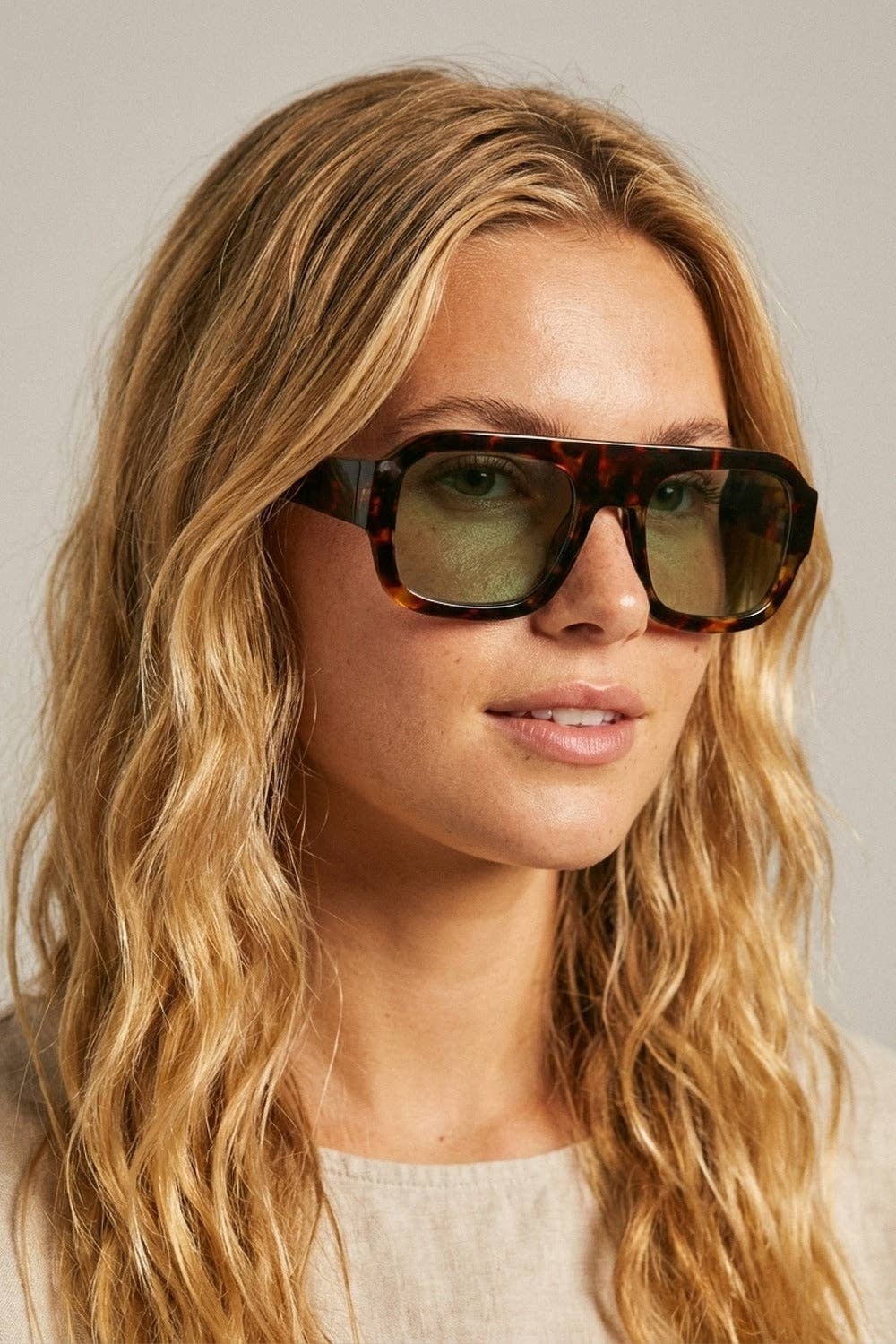 Tortoise Square Frame Sunglasses with Green Tint: GREEN / ONE