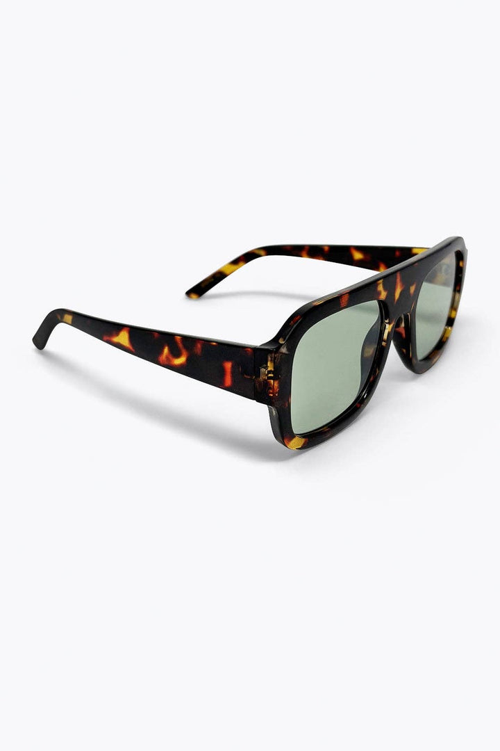 Tortoise Square Frame Sunglasses with Green Tint: GREEN / ONE