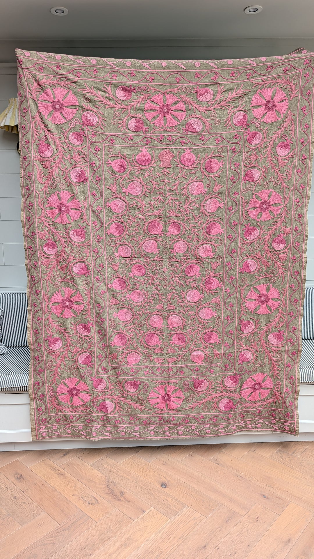 Suzani 076, Pop Pink