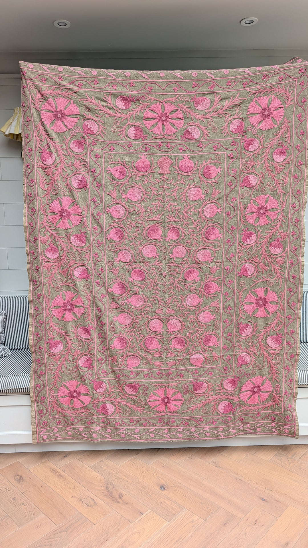 Suzani 076, Pop Pink