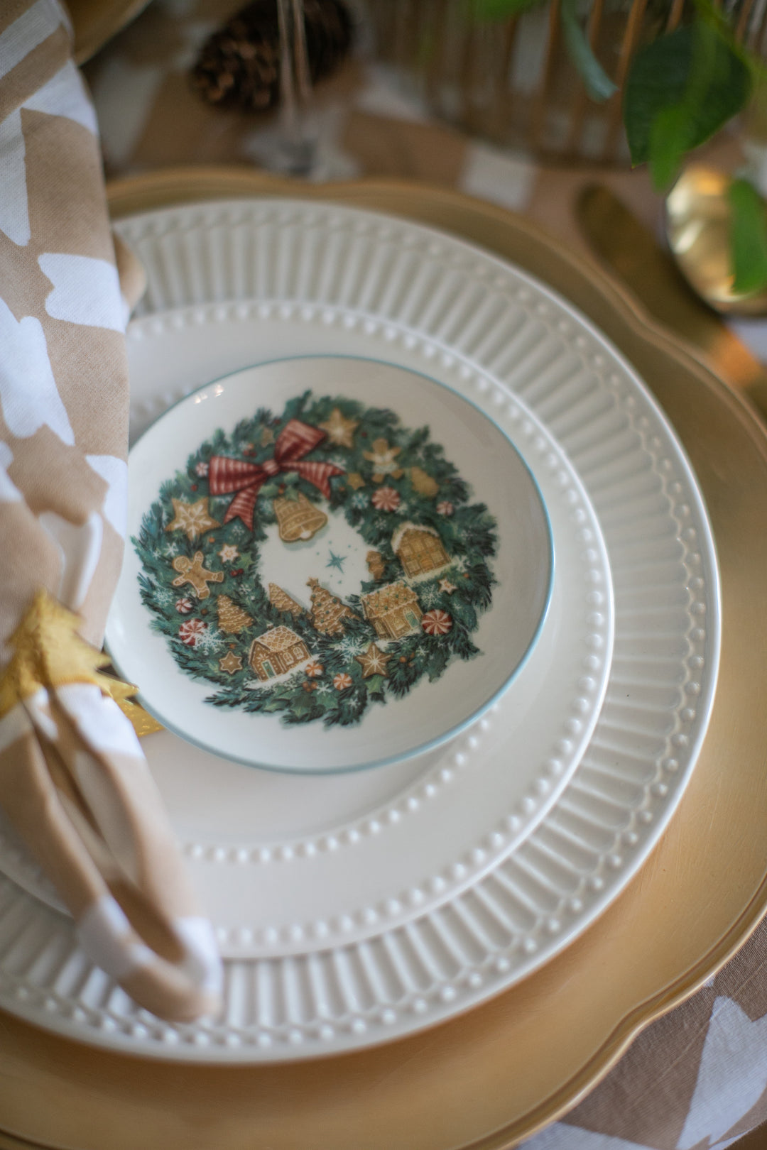 Set of 4 small Jolly Wreath Plates