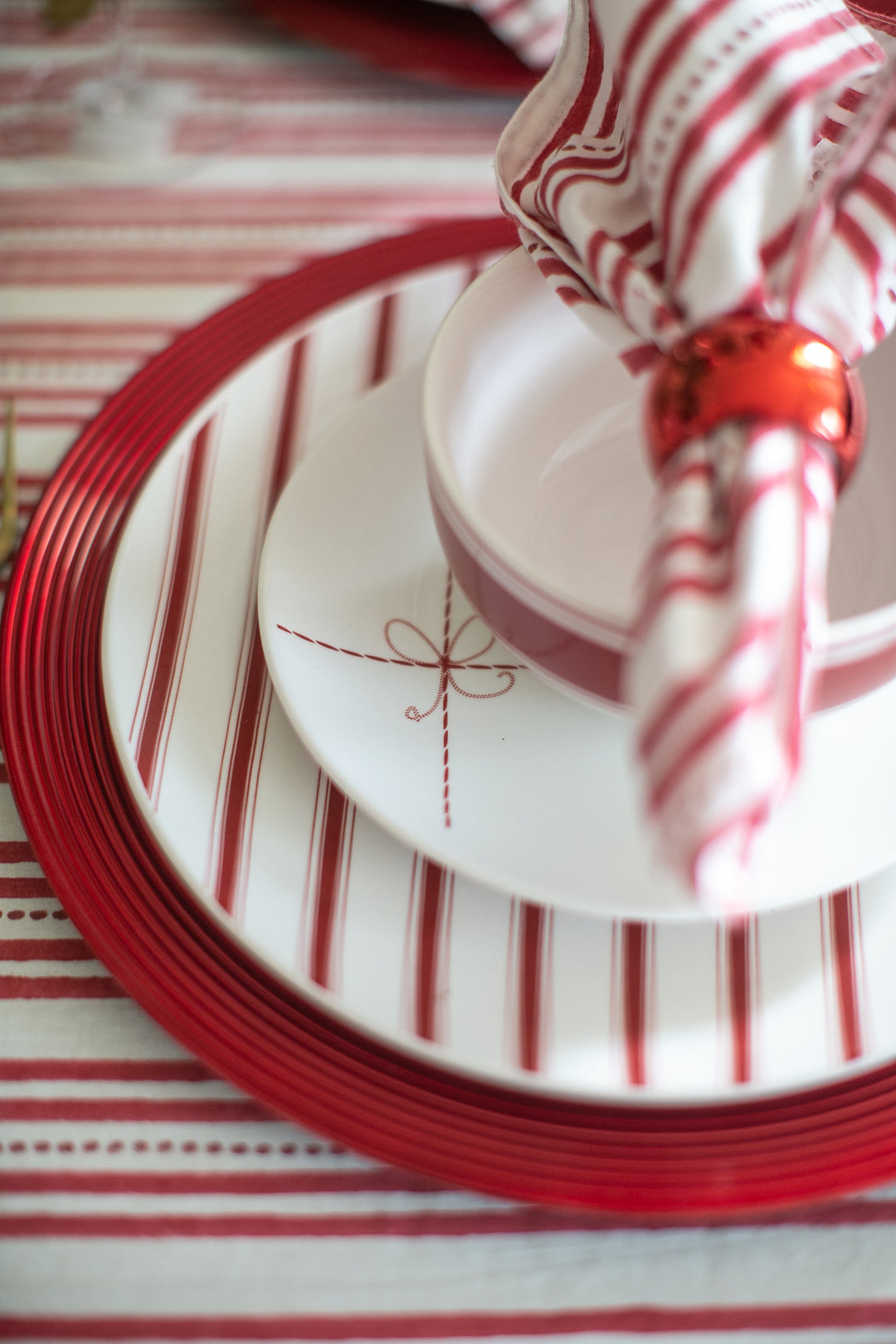 12 Piece Christmas Porcelain Dinner Set - Service For Four