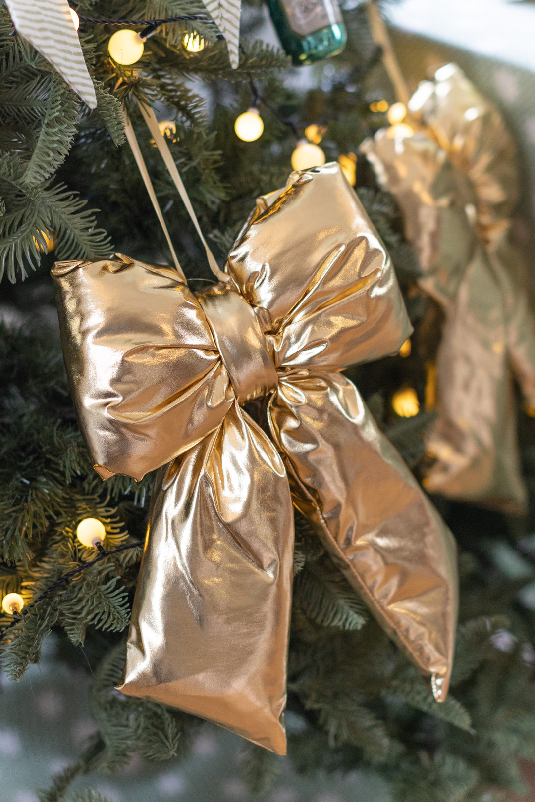 Decorative Gold Bow – Metallic Finish, 3 sizes